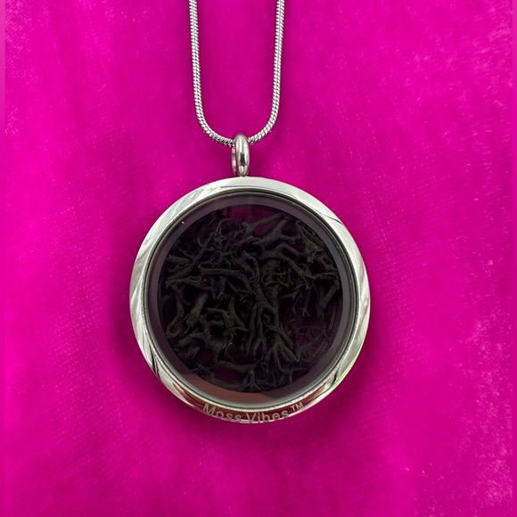 Eternal Moss Locket Pendant Necklace - Picture 8 of 14